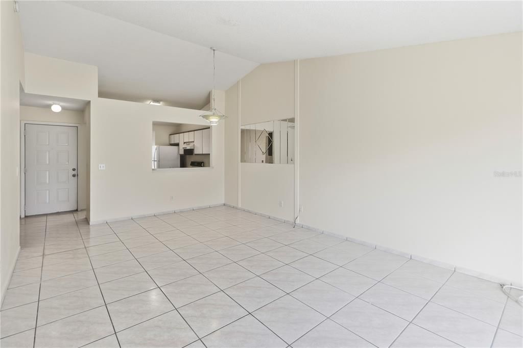 For Sale: $215,000 (2 beds, 2 baths, 962 Square Feet)