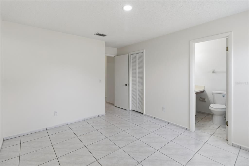 For Sale: $215,000 (2 beds, 2 baths, 962 Square Feet)