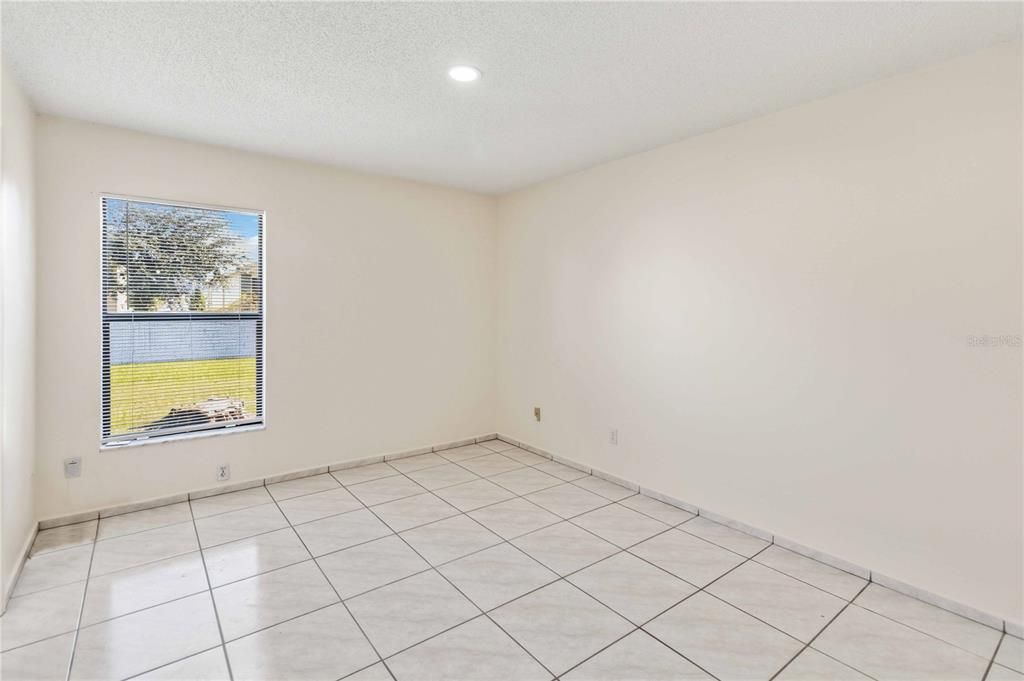 For Sale: $215,000 (2 beds, 2 baths, 962 Square Feet)