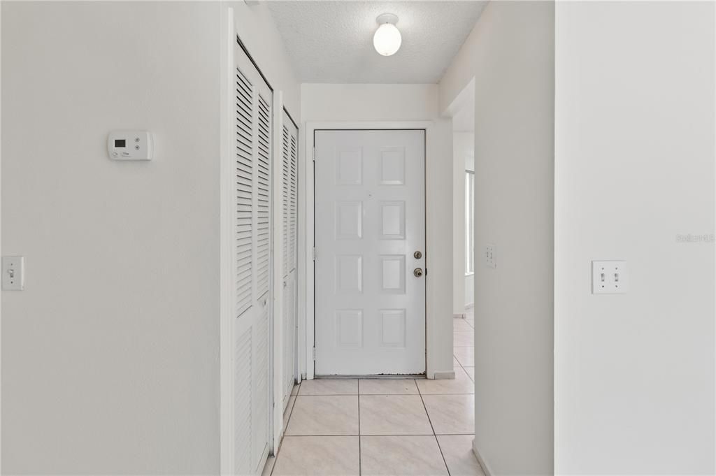 For Sale: $215,000 (2 beds, 2 baths, 962 Square Feet)