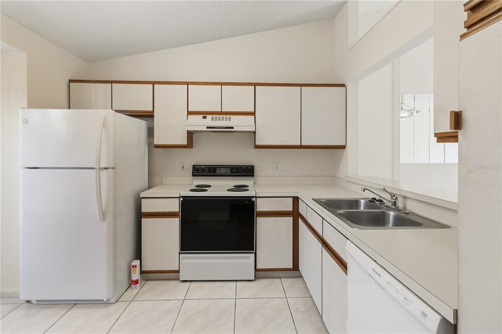 For Sale: $215,000 (2 beds, 2 baths, 962 Square Feet)