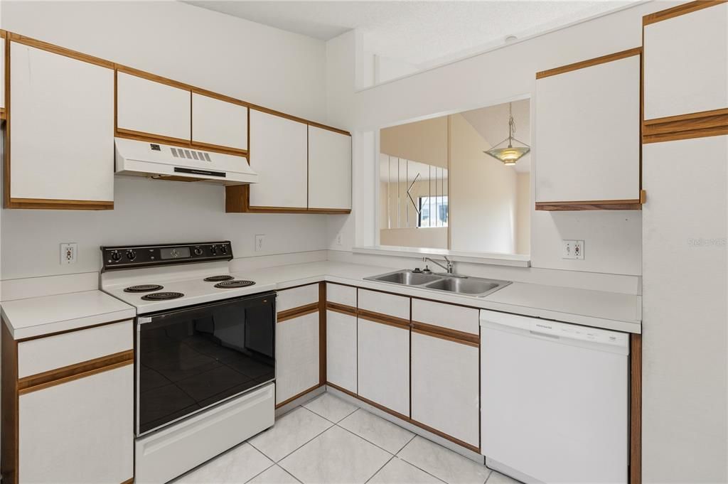 For Sale: $215,000 (2 beds, 2 baths, 962 Square Feet)