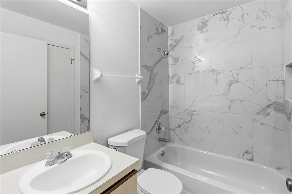 For Sale: $215,000 (2 beds, 2 baths, 962 Square Feet)