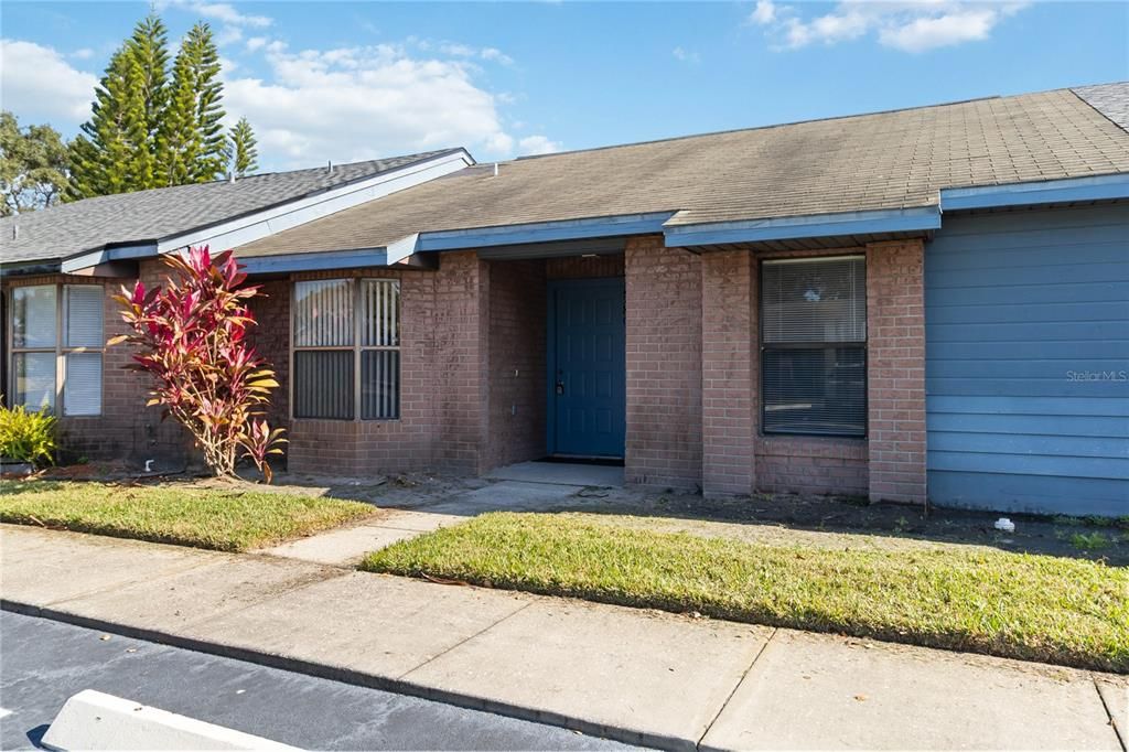 For Sale: $215,000 (2 beds, 2 baths, 962 Square Feet)