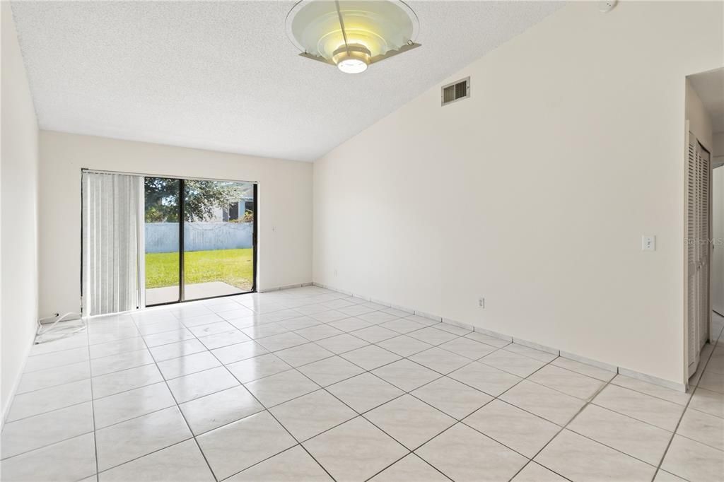 For Sale: $215,000 (2 beds, 2 baths, 962 Square Feet)