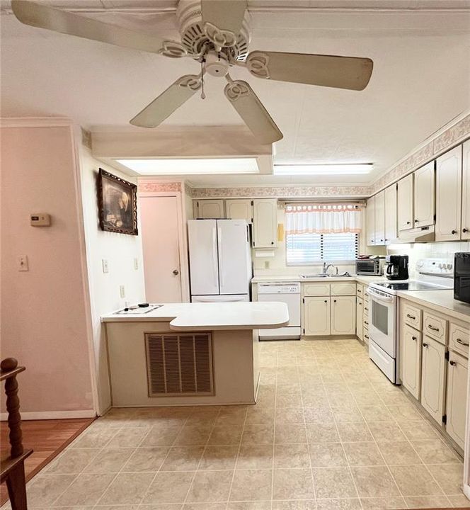 На продажу: $129,000 (2 спален, 2 ванн, 1248 Квадратных фут)