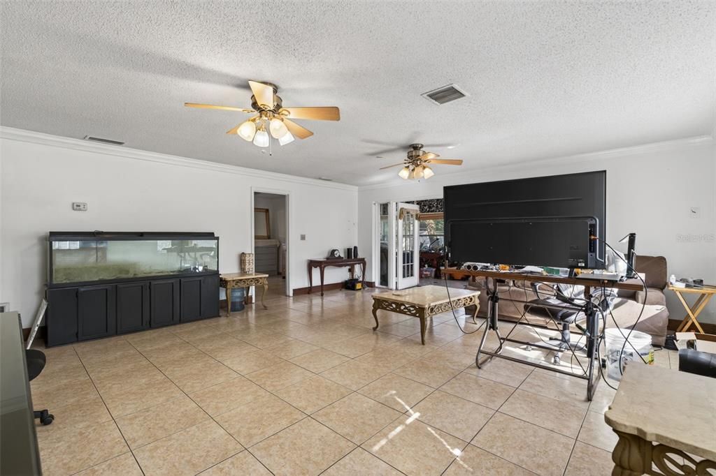 For Sale: $389,900 (4 beds, 2 baths, 1834 Square Feet)