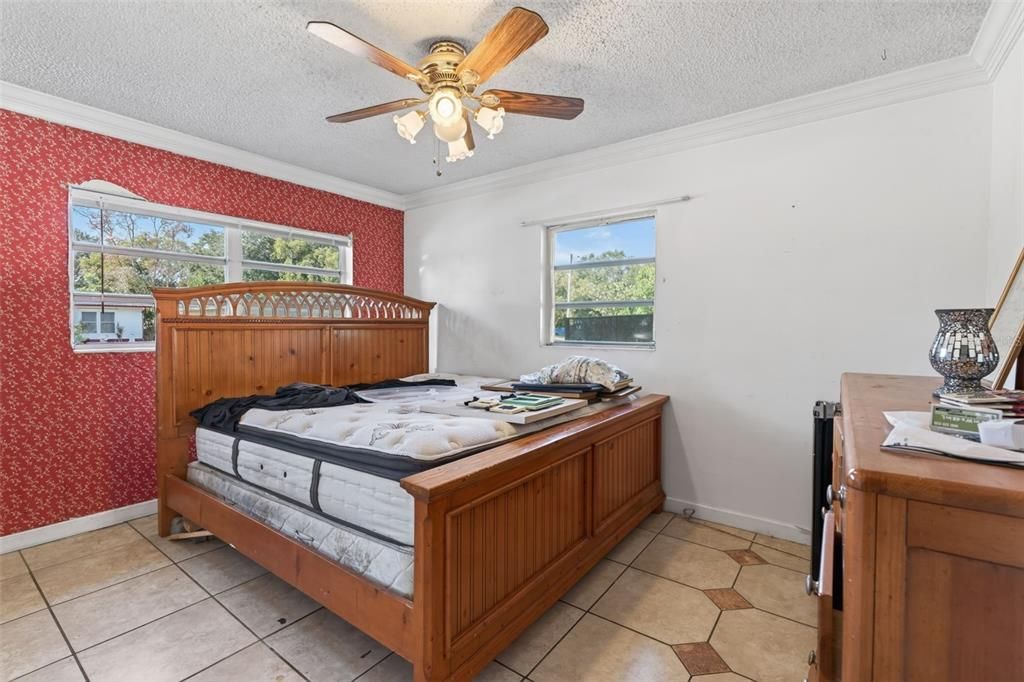 For Sale: $389,900 (4 beds, 2 baths, 1834 Square Feet)