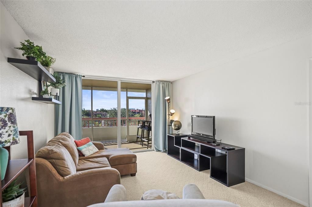 Active With Contract: $167,950 (1 beds, 1 baths, 760 Square Feet)