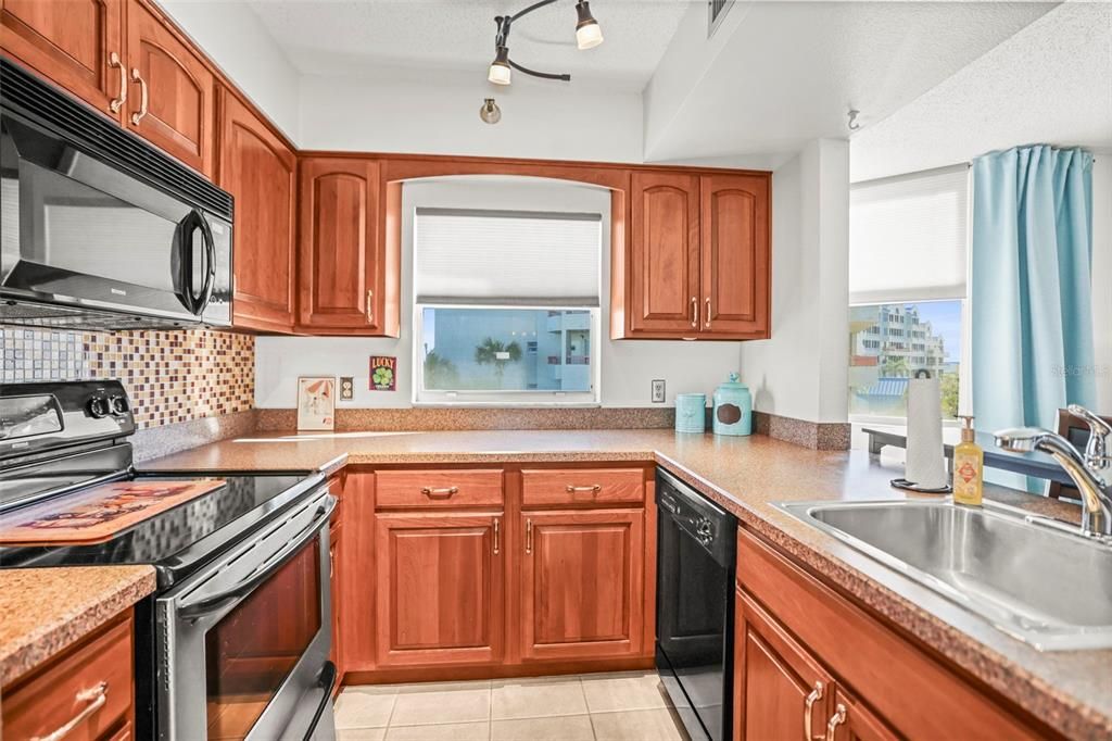 Active With Contract: $167,950 (1 beds, 1 baths, 760 Square Feet)