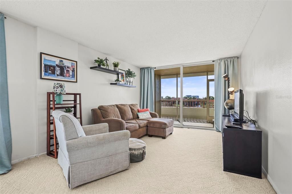 Active With Contract: $167,950 (1 beds, 1 baths, 760 Square Feet)