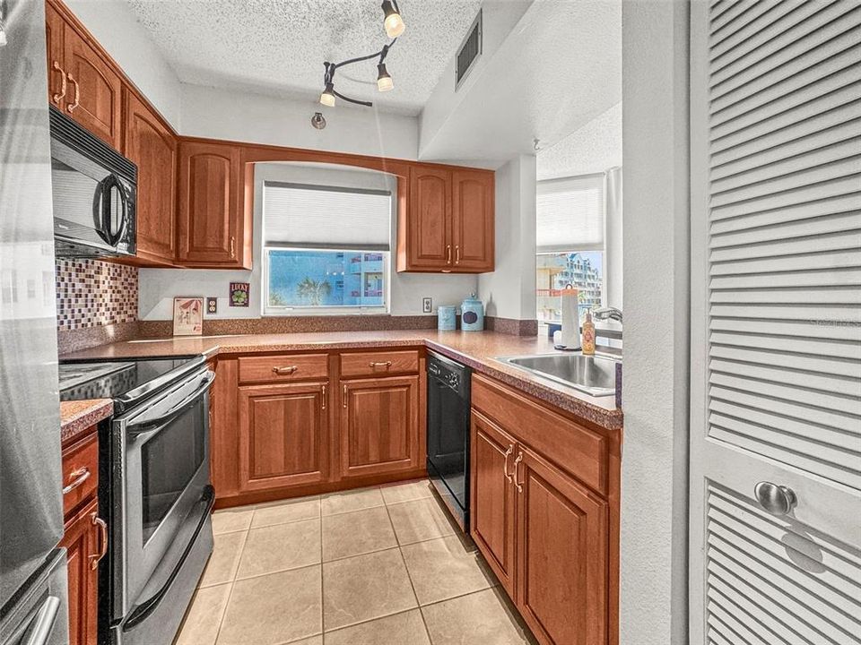 Active With Contract: $167,950 (1 beds, 1 baths, 760 Square Feet)