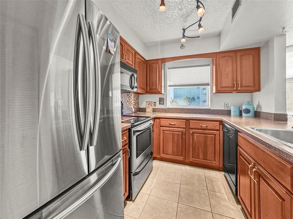 Active With Contract: $167,950 (1 beds, 1 baths, 760 Square Feet)