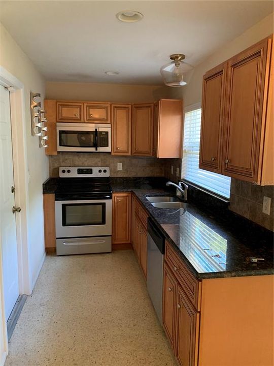 For Rent: $2,350 (2 beds, 1 baths, 892 Square Feet)