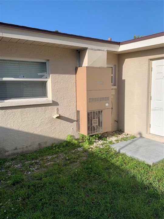 For Rent: $2,350 (2 beds, 1 baths, 892 Square Feet)