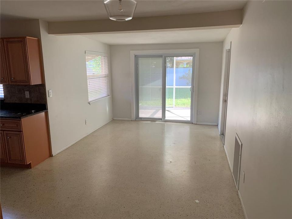For Rent: $2,350 (2 beds, 1 baths, 892 Square Feet)