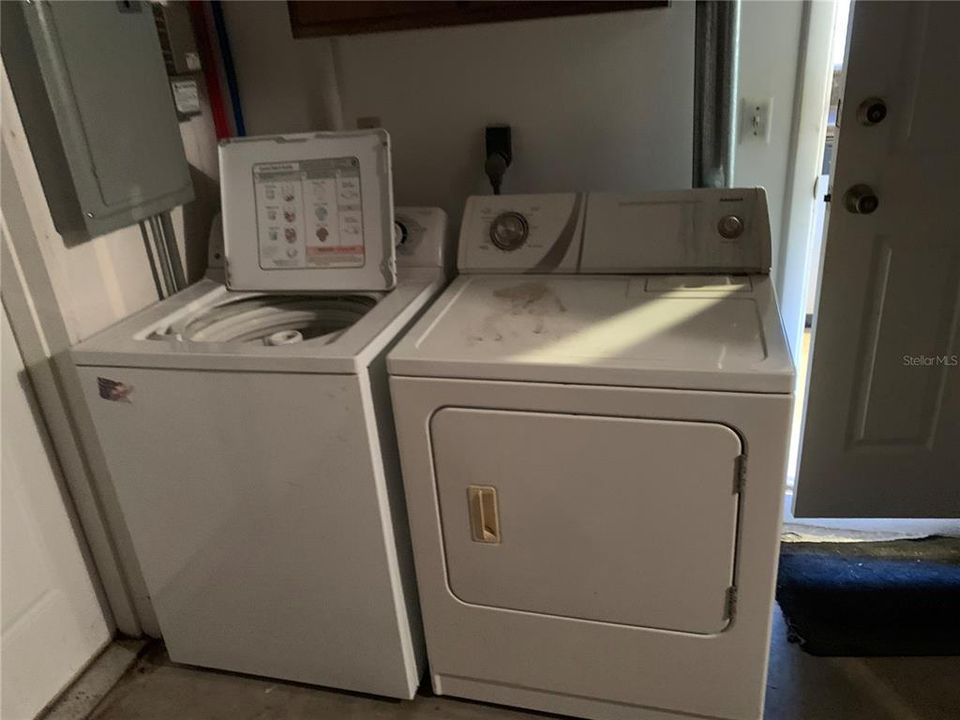 For Rent: $2,350 (2 beds, 1 baths, 892 Square Feet)