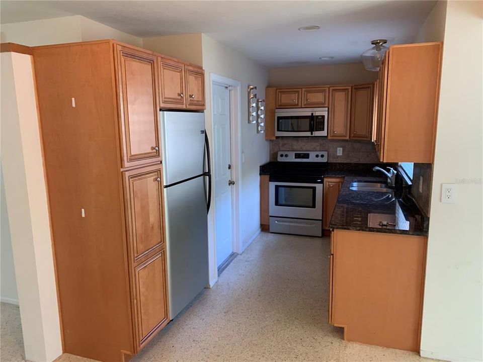 For Rent: $2,350 (2 beds, 1 baths, 892 Square Feet)