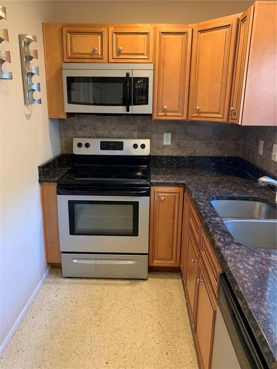 For Rent: $2,350 (2 beds, 1 baths, 892 Square Feet)