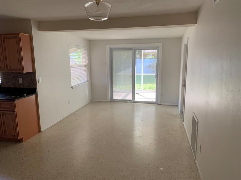 For Rent: $2,350 (2 beds, 1 baths, 892 Square Feet)
