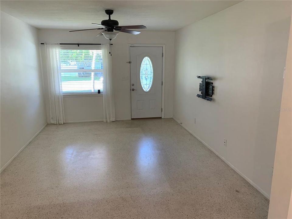 For Rent: $2,350 (2 beds, 1 baths, 892 Square Feet)
