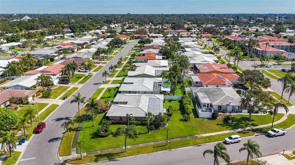 En Venta: $569,000 (3 camas, 2 baños, 2400 Pies cuadrados)