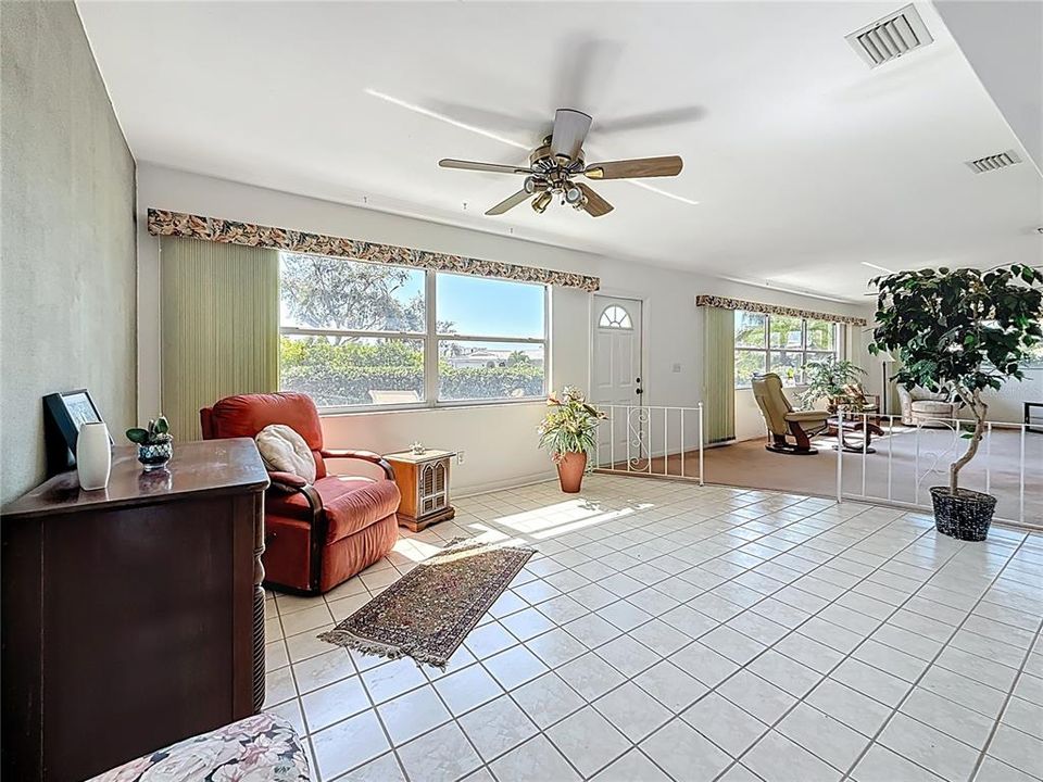 En Venta: $569,000 (3 camas, 2 baños, 2400 Pies cuadrados)