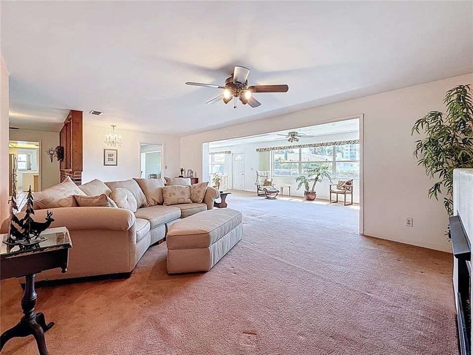 En Venta: $569,000 (3 camas, 2 baños, 2400 Pies cuadrados)