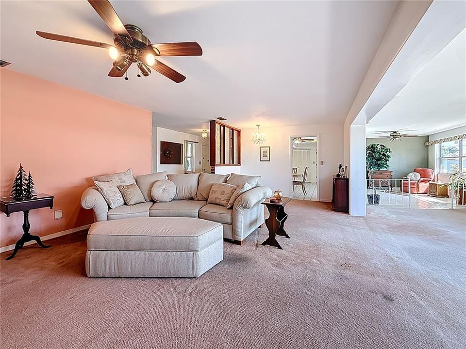 En Venta: $569,000 (3 camas, 2 baños, 2400 Pies cuadrados)