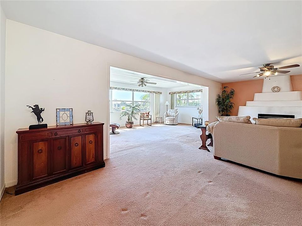 En Venta: $569,000 (3 camas, 2 baños, 2400 Pies cuadrados)