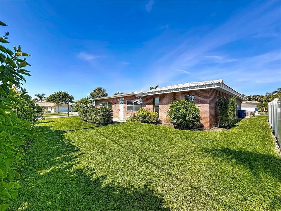 En Venta: $569,000 (3 camas, 2 baños, 2400 Pies cuadrados)