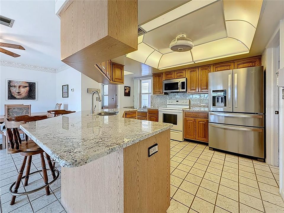 En Venta: $569,000 (3 camas, 2 baños, 2400 Pies cuadrados)