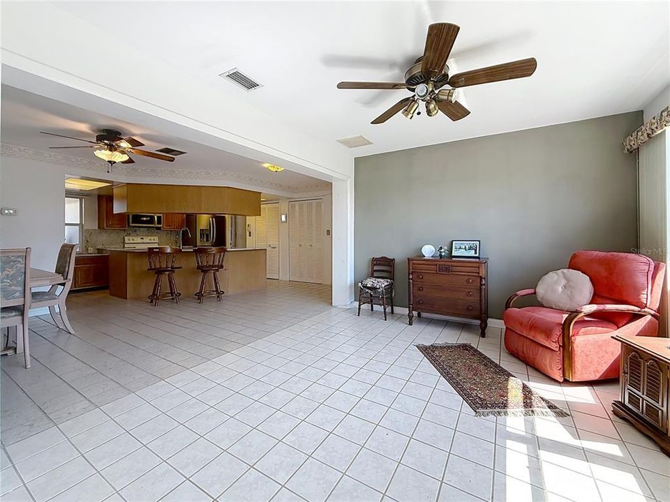 En Venta: $569,000 (3 camas, 2 baños, 2400 Pies cuadrados)