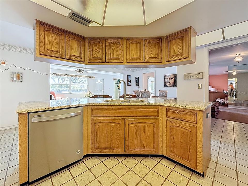 En Venta: $569,000 (3 camas, 2 baños, 2400 Pies cuadrados)