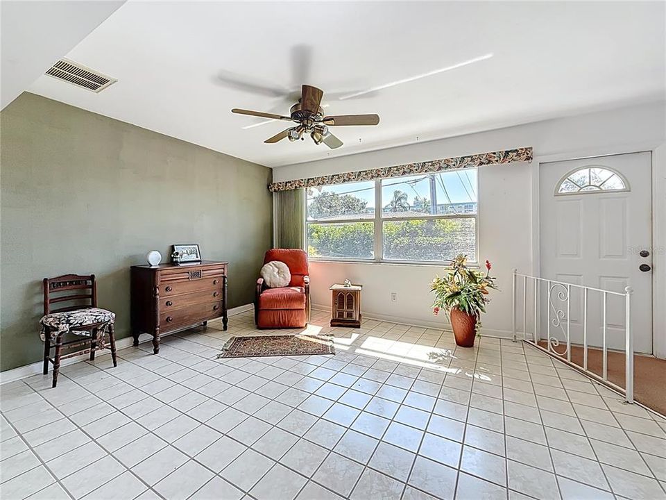 En Venta: $569,000 (3 camas, 2 baños, 2400 Pies cuadrados)