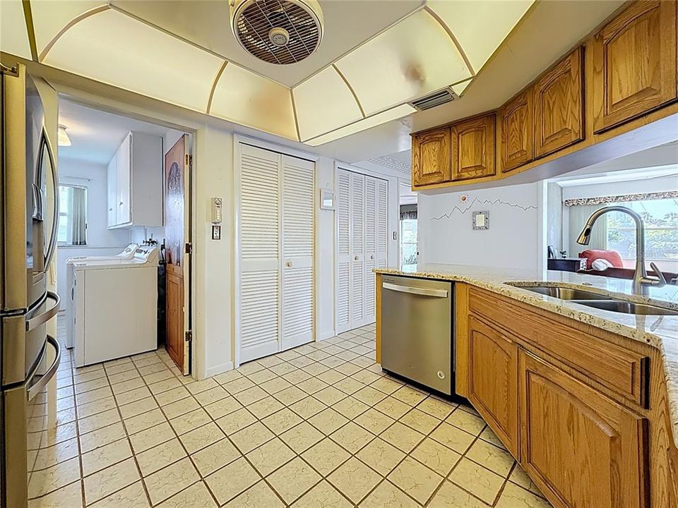 En Venta: $569,000 (3 camas, 2 baños, 2400 Pies cuadrados)