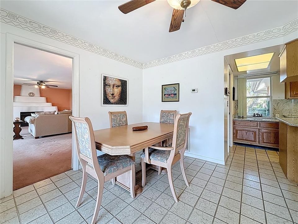 En Venta: $569,000 (3 camas, 2 baños, 2400 Pies cuadrados)