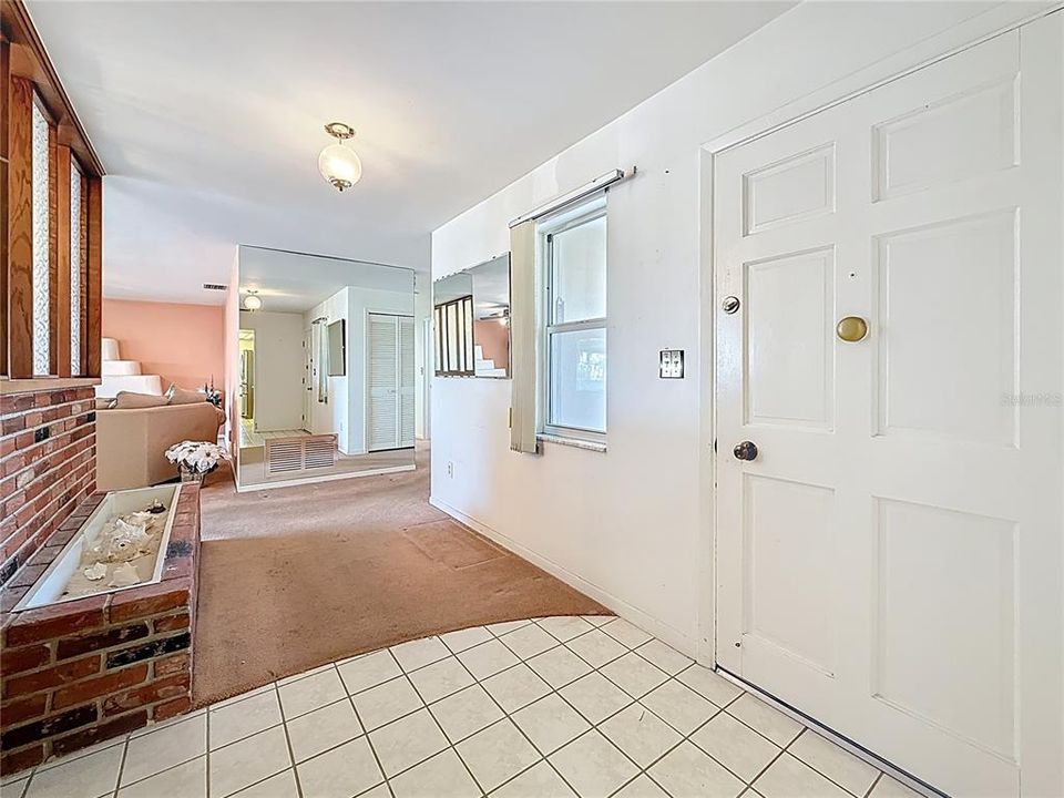 En Venta: $569,000 (3 camas, 2 baños, 2400 Pies cuadrados)