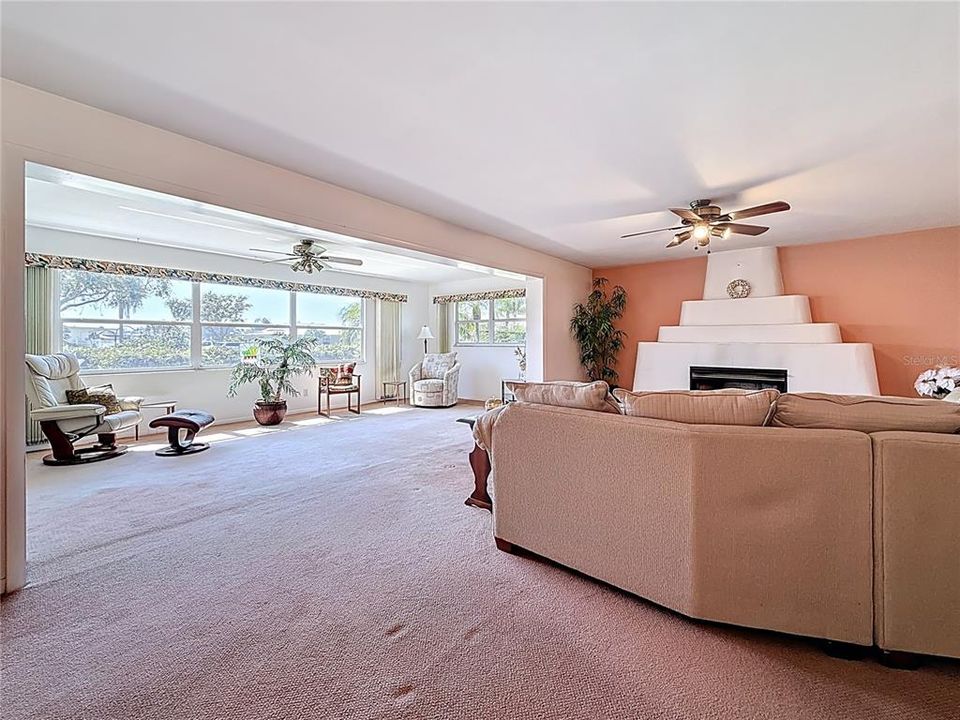 En Venta: $569,000 (3 camas, 2 baños, 2400 Pies cuadrados)