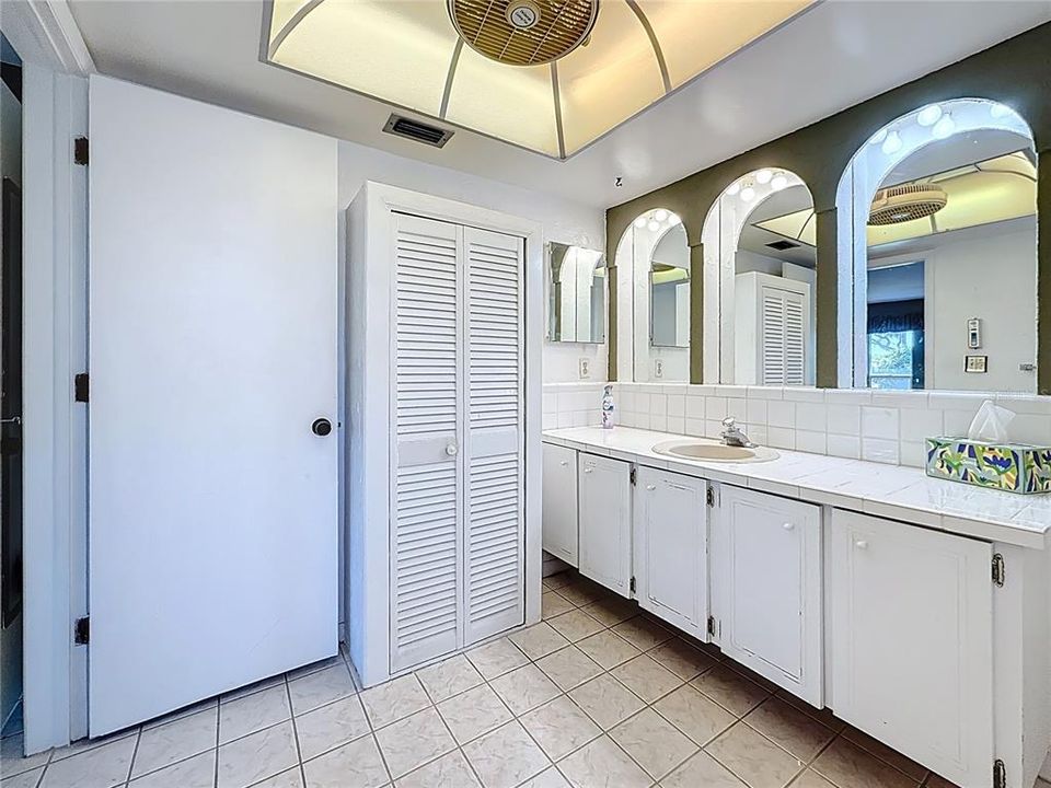 En Venta: $569,000 (3 camas, 2 baños, 2400 Pies cuadrados)