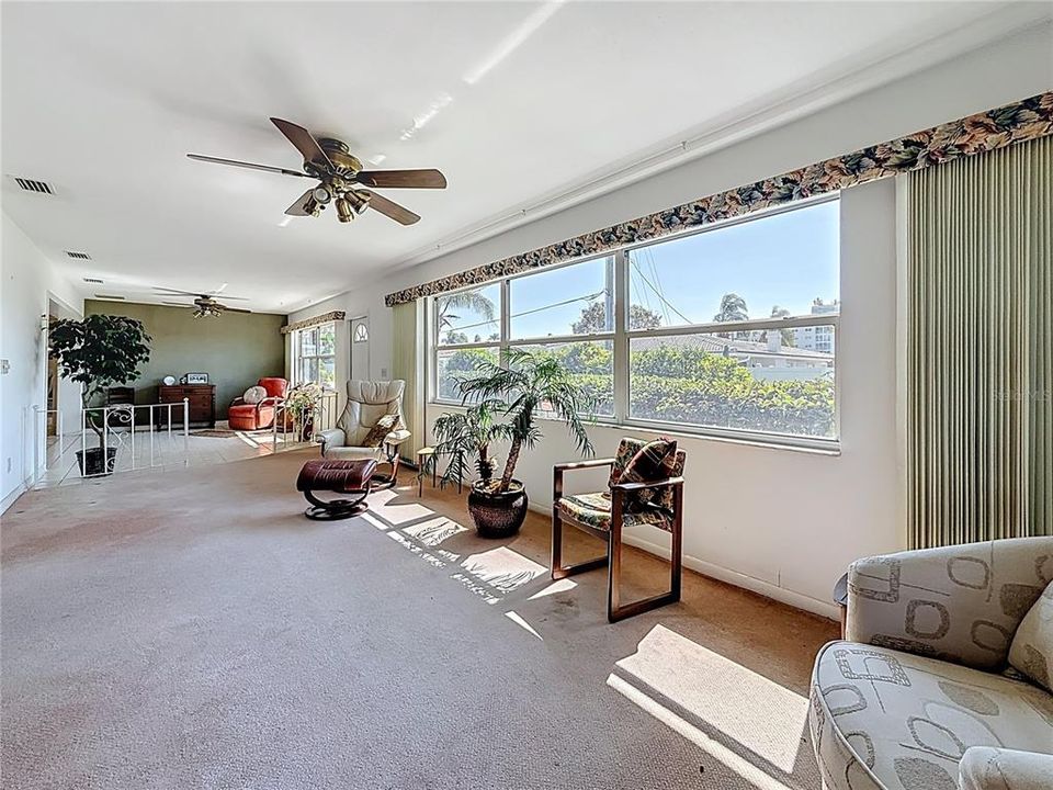 En Venta: $569,000 (3 camas, 2 baños, 2400 Pies cuadrados)