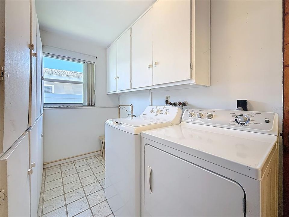 En Venta: $569,000 (3 camas, 2 baños, 2400 Pies cuadrados)