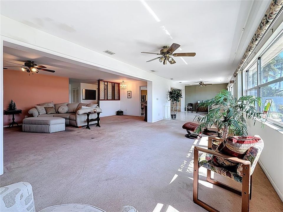 En Venta: $569,000 (3 camas, 2 baños, 2400 Pies cuadrados)