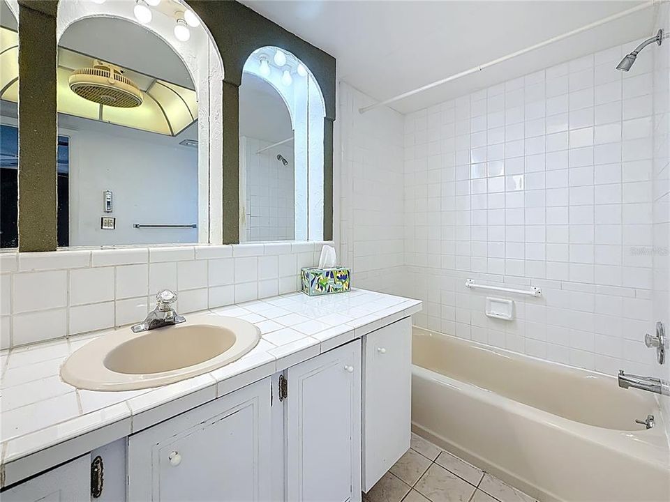 En Venta: $569,000 (3 camas, 2 baños, 2400 Pies cuadrados)