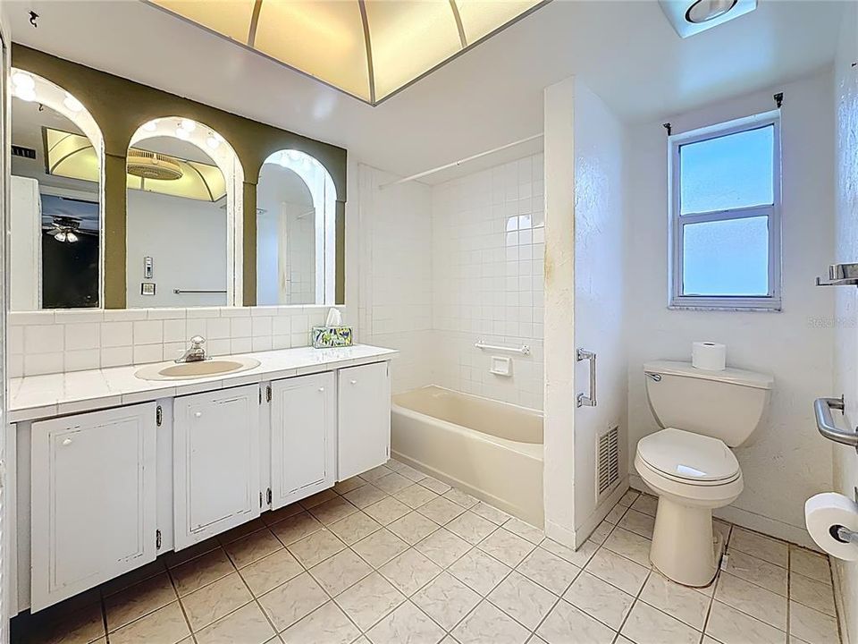 En Venta: $569,000 (3 camas, 2 baños, 2400 Pies cuadrados)