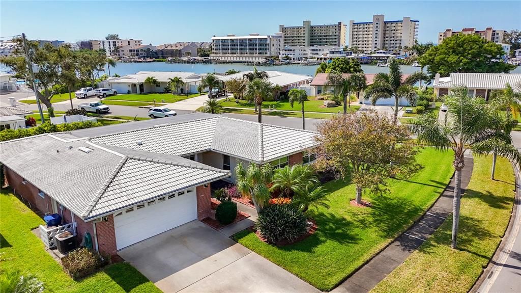 En Venta: $569,000 (3 camas, 2 baños, 2400 Pies cuadrados)