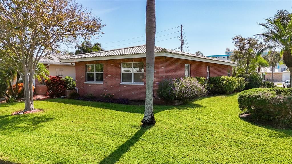 En Venta: $569,000 (3 camas, 2 baños, 2400 Pies cuadrados)