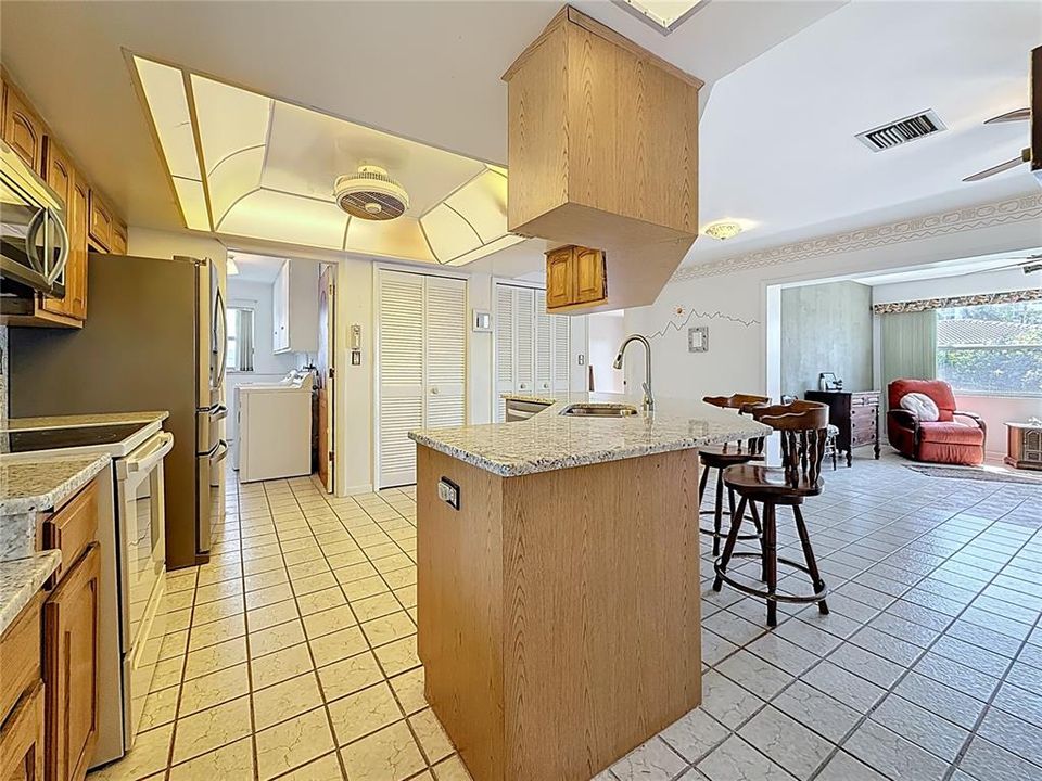 En Venta: $569,000 (3 camas, 2 baños, 2400 Pies cuadrados)