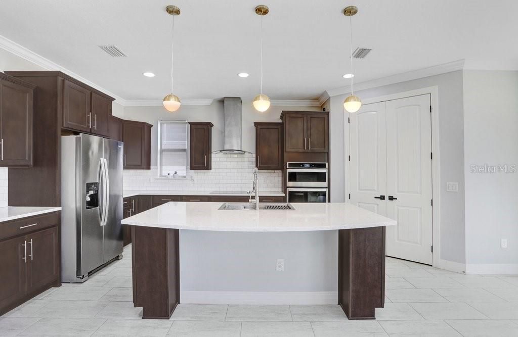 For Sale: $449,900 (4 beds, 2 baths, 2537 Square Feet)