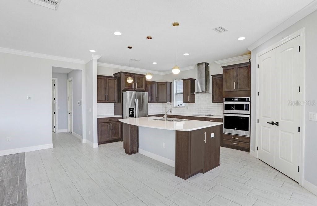 For Sale: $449,900 (4 beds, 2 baths, 2537 Square Feet)